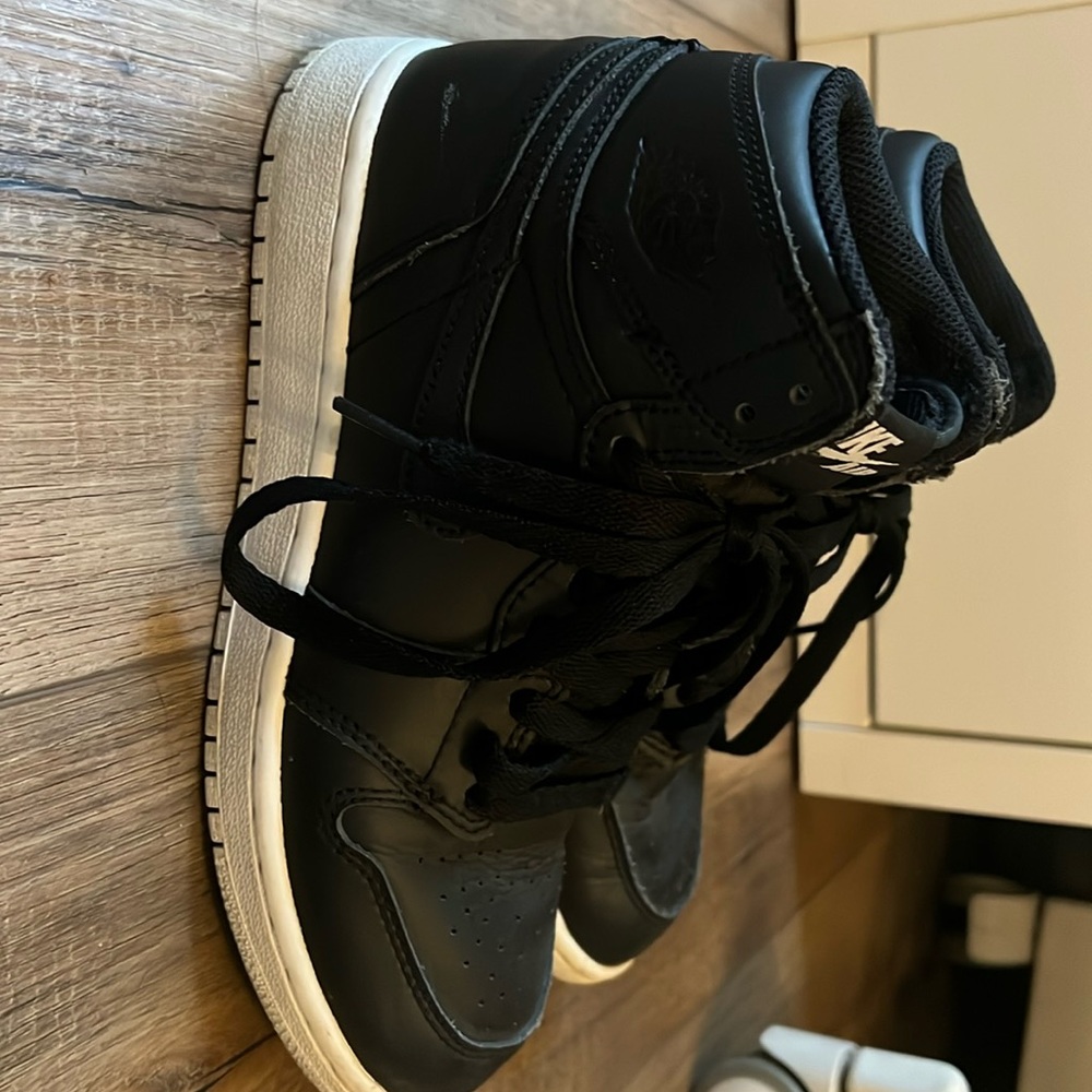 Nike air Jordan 1’s. Lightly worn. Great condition.